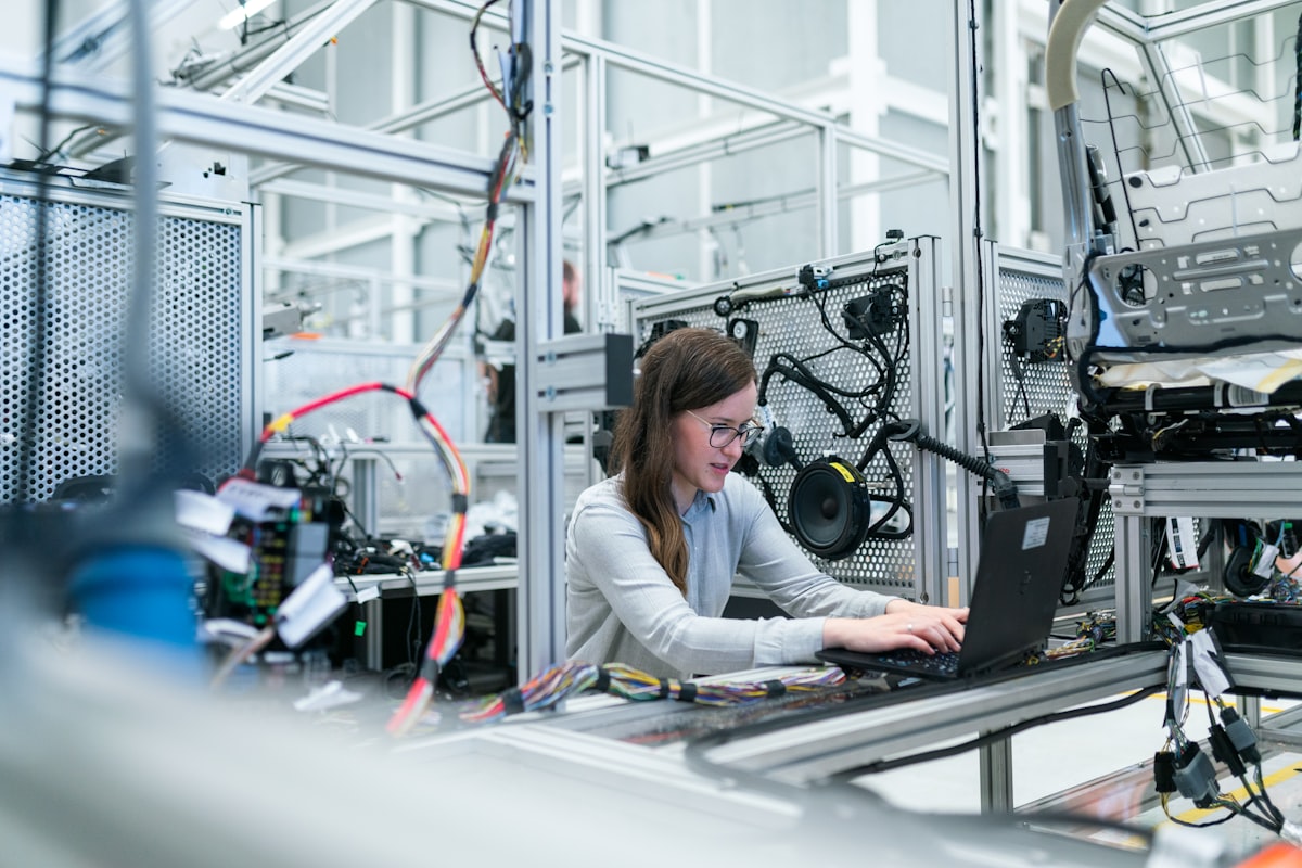 Engenheira de segurança do trabalho na operação