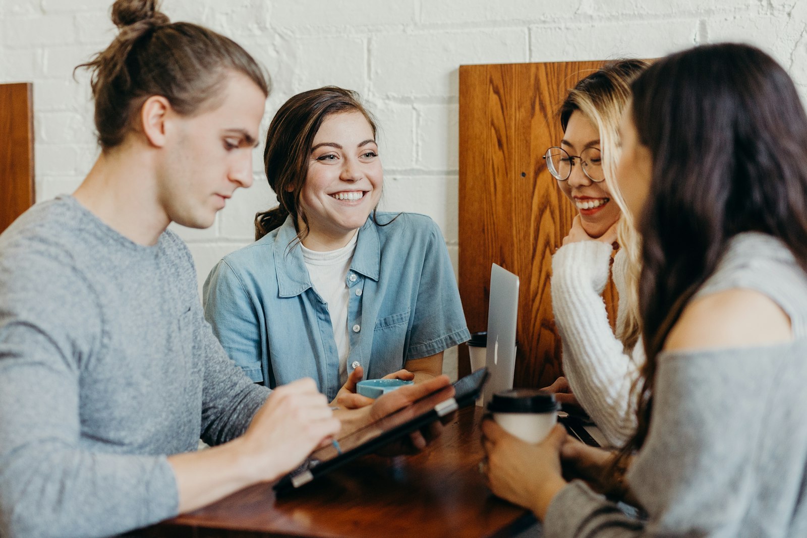 Colaboradores conversando com escuta ativa em um ambiente de trabalho acolhedor
