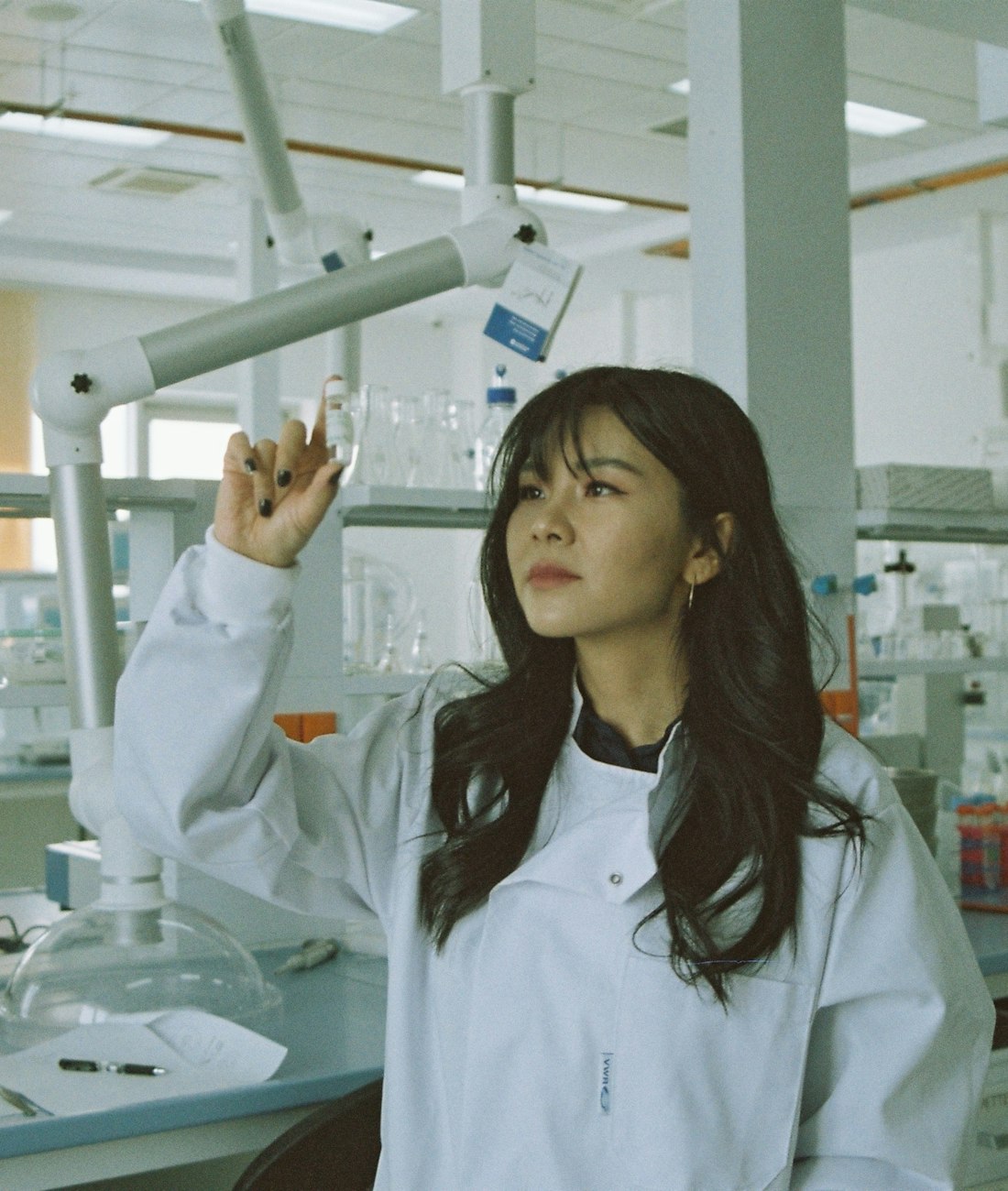 Cientista de jaleco analisando amostra em laboratório farmacêutico