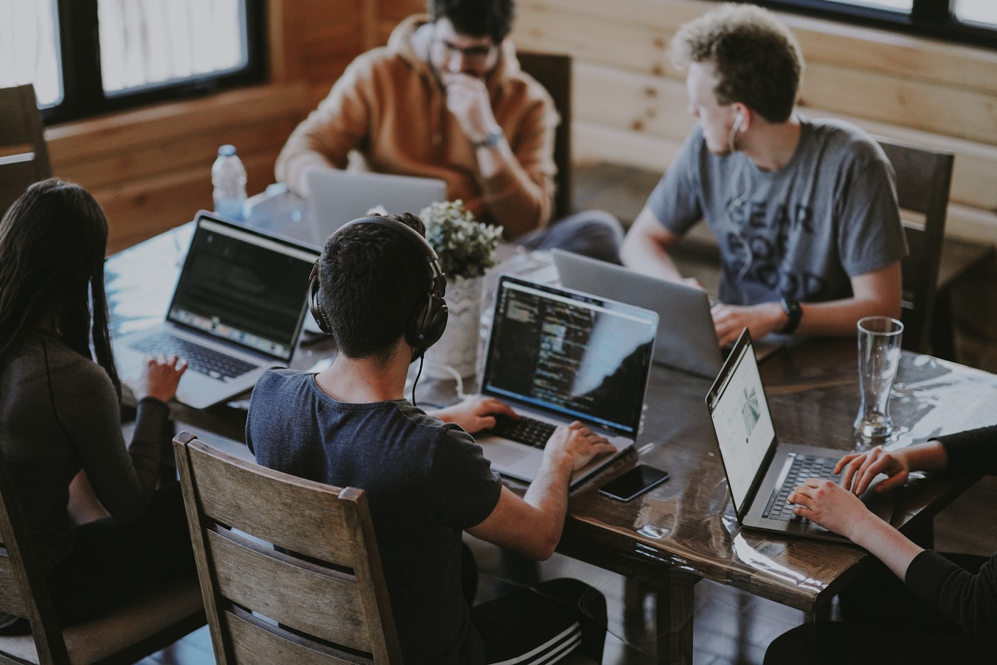 Time de RH, EHS e ESG reunido analisando a plataforma Livon